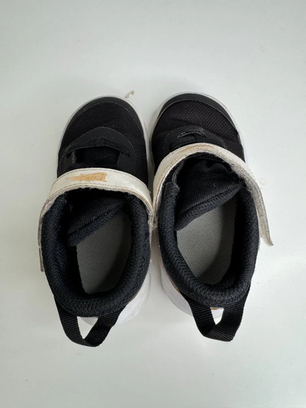 Nike Team Hustle D10 Baby Shoes Boys 8C Black White Hook and Loop Strap Leather